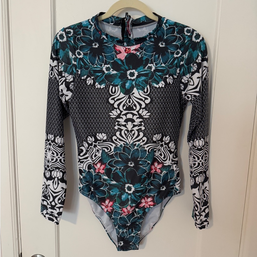 Funny Girl Long-Sleeve Floral Swimsuit – Size Large
Woman’s Mock Neck Bodysuit